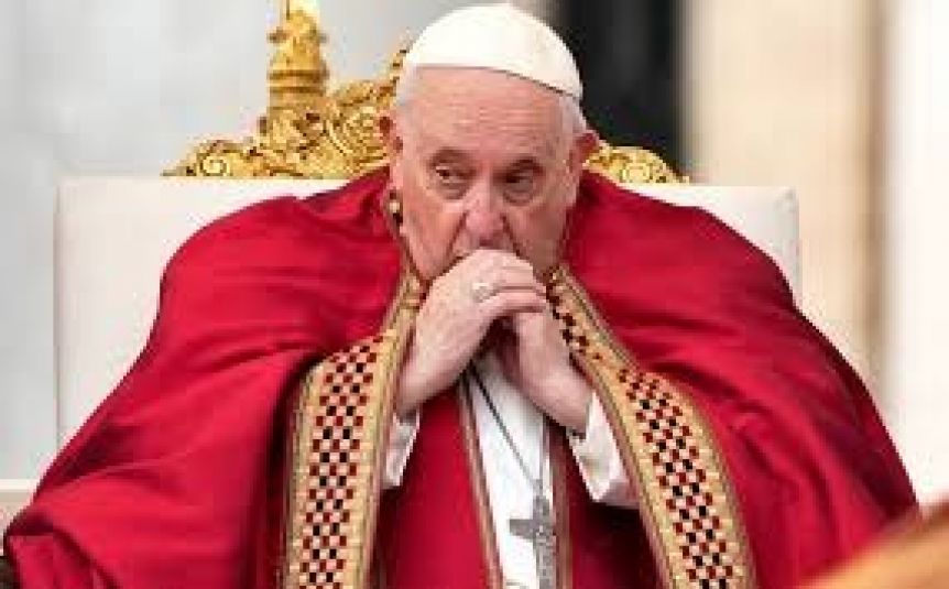 El Papa Francisco rompe con una tradición anual y lava los pies de mujeres presas