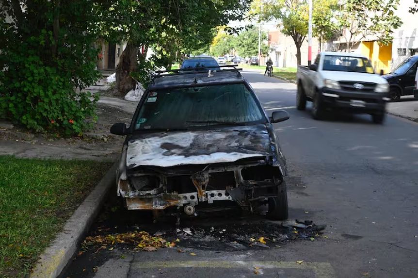 Tensión en Rosario: quemaron 13 autos y dejaron amenazas para Bullrich, Pullaro y Coccocioni