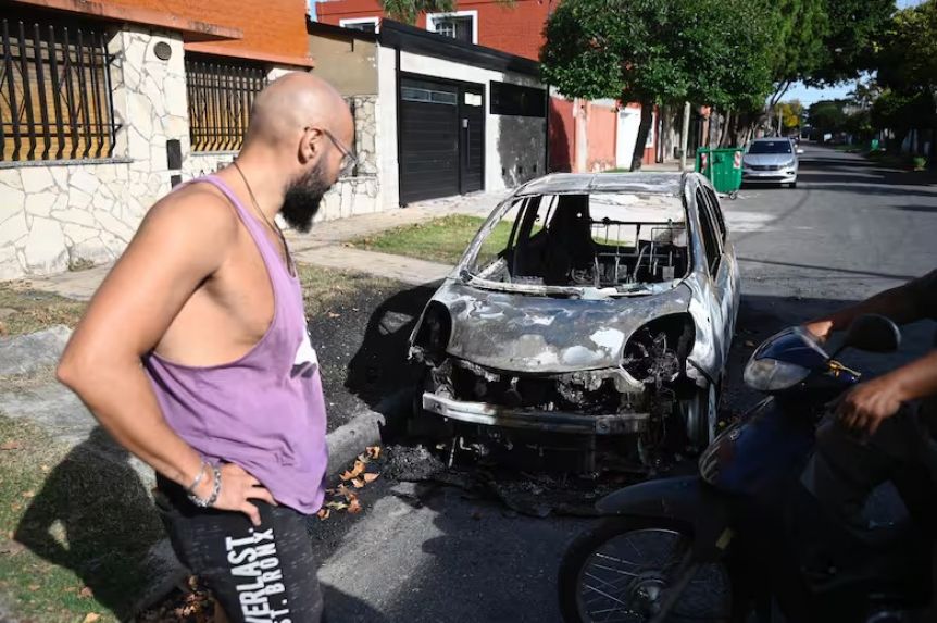 Tensión en Rosario: quemaron 13 autos y dejaron amenazas para Bullrich, Pullaro y Coccocioni