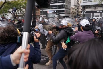 Reprimen a manifestantes frente a Desarrollo Social: un detenido y dos policías heridos