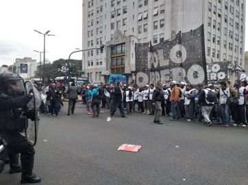 Reprimen a manifestantes frente a Desarrollo Social: un detenido y dos policías heridos