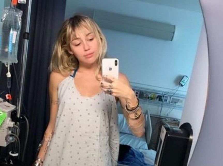 Miley Cyrus fue internada de urgencia y convirtió el camisón en una prenda sexy