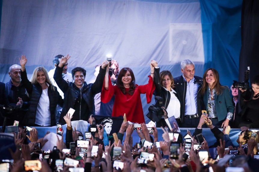 ¿Estará Maradona? Cristina y Axel cierran la campaña provincial en el Bosque platense 