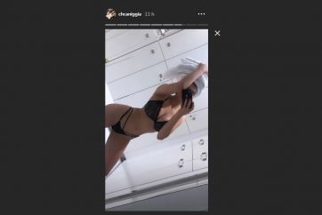 Charlotte Caniggia modeló frente al espejo con un sensual conjunto de lencería erótica