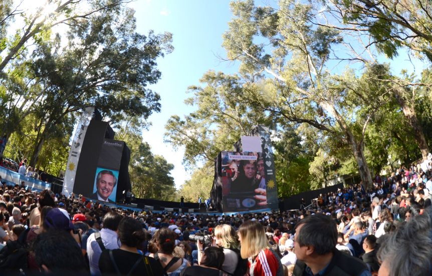 Kicillof y CFK cerraron la campaña provincial ante una multitud en el bosque platense