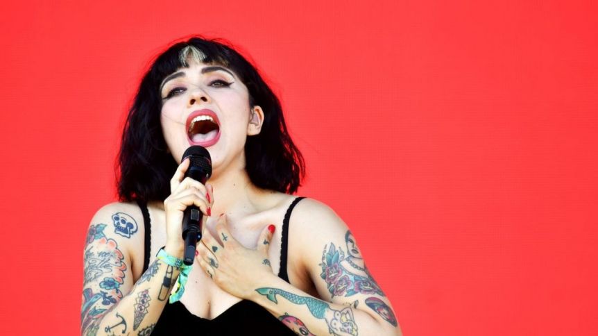 Mon Laferte protestó en topless en la alfombra roja