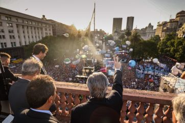 Una Plaza de Mayo sin rejas y colmada recibió un mensaje alentador de Alberto y Cristina