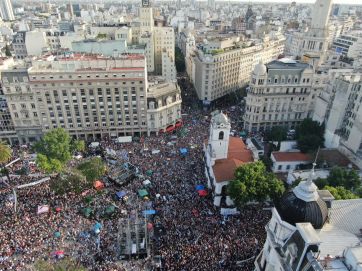 Una Plaza de Mayo sin rejas y colmada recibió un mensaje alentador de Alberto y Cristina