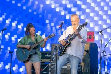 Una Plaza de Mayo sin rejas y colmada recibió un mensaje alentador de Alberto y Cristina