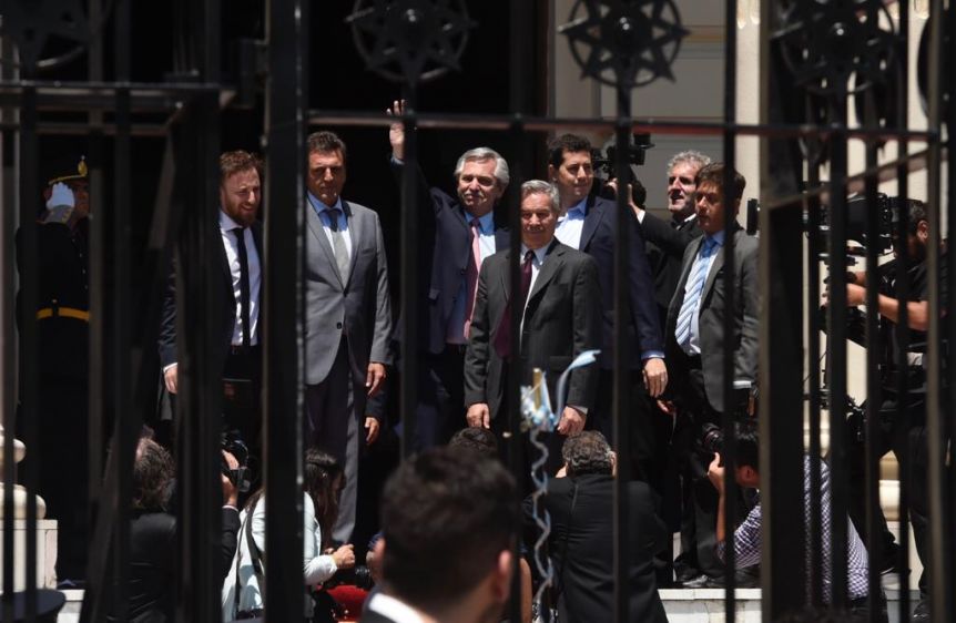 El color de la asunción: León y Andrés, la corbata, invitados y el agosto de los vendedores