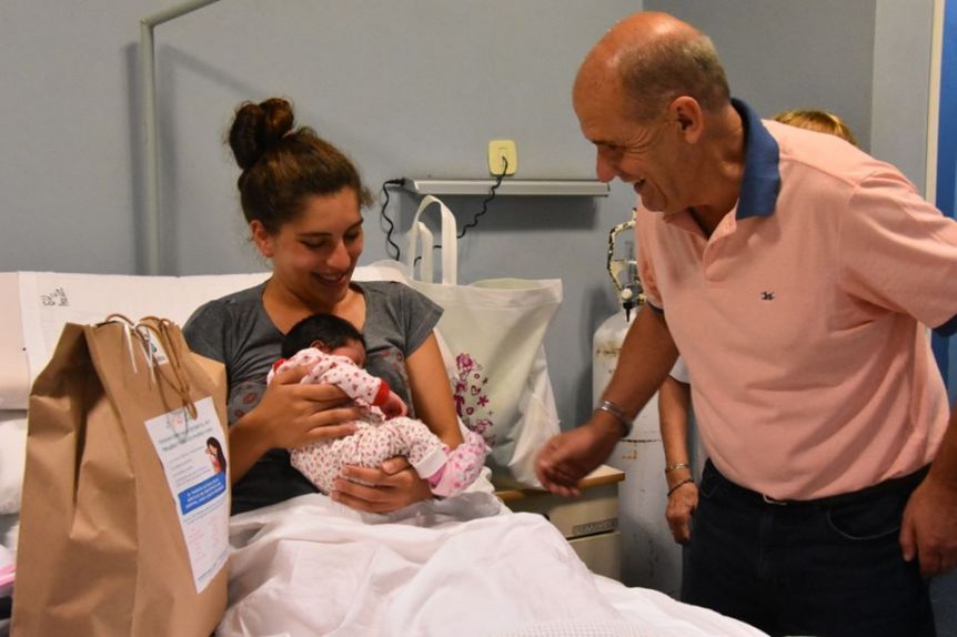 Los primeros bebés del 2020 y sus intendentes, juntos para la foto
