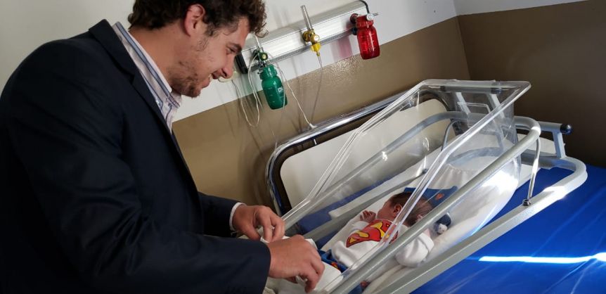 Los primeros bebés del 2020 y sus intendentes, juntos para la foto