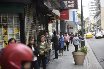 Indignados: Cuadras de cola en los cajeros automáticos de la Provincia