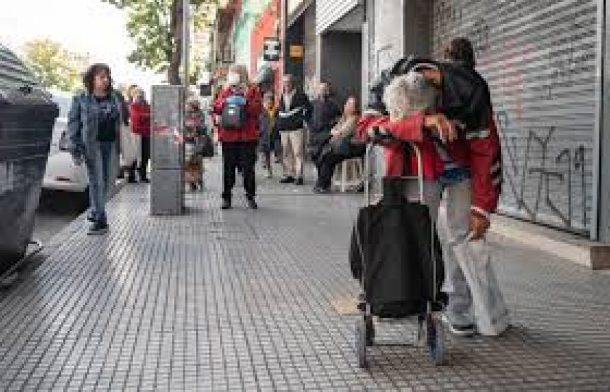 En medio del aislamiento, largas filas en los bancos: la reacción de los municipios