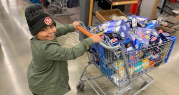 Un niño utiliza sus ahorros para comprar víveres para ancianos en cuarentena