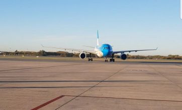 Kicillof recibió el avión de Aerolíneas Argentinas que trajo insumos desde China