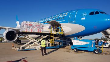 Kicillof recibió el avión de Aerolíneas Argentinas que trajo insumos desde China