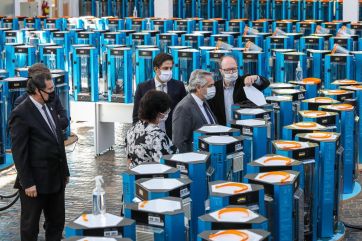 Alberto supervisó la fabricación de máscaras de protección contra el coronavirus