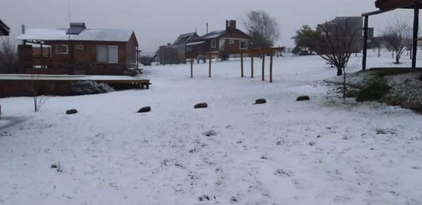 Sierra de la Ventana amaneció bajo nieve y espera por turistas