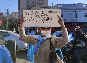 Banderas, bocinazos y distancia social en la multitudinaria marcha contra el Gobierno