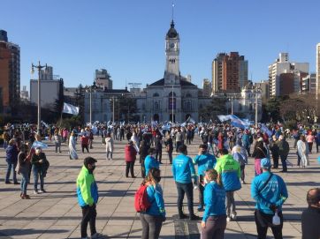 Banderas, bocinazos y distancia social en la multitudinaria marcha contra el Gobierno