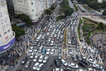 Banderas, bocinazos y distancia social en la multitudinaria marcha contra el Gobierno