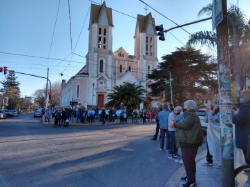 Banderas, bocinazos y distancia social en la multitudinaria marcha contra el Gobierno