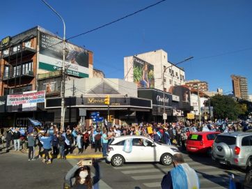 Banderas, bocinazos y distancia social en la multitudinaria marcha contra el Gobierno