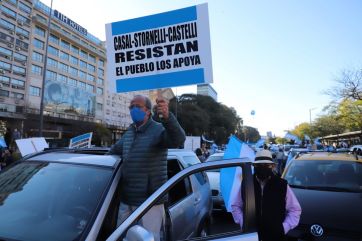 Banderas, bocinazos y distancia social en la multitudinaria marcha contra el Gobierno