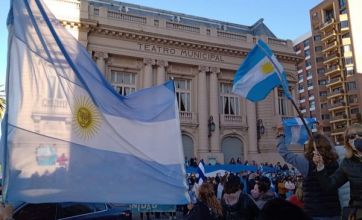 Banderas, bocinazos y distancia social en la multitudinaria marcha contra el Gobierno