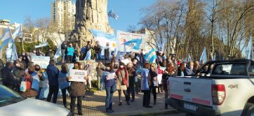 Banderas, bocinazos y distancia social en la multitudinaria marcha contra el Gobierno