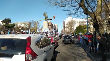 Banderas, bocinazos y distancia social en la multitudinaria marcha contra el Gobierno