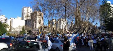 Banderas, bocinazos y distancia social en la multitudinaria marcha contra el Gobierno