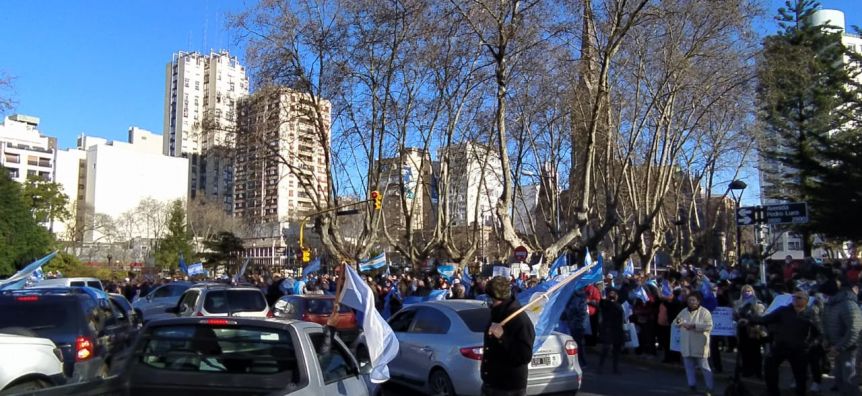 Banderas, bocinazos y distancia social en la multitudinaria marcha contra el Gobierno