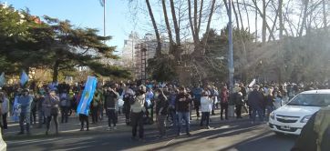 Banderas, bocinazos y distancia social en la multitudinaria marcha contra el Gobierno