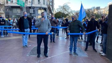 Banderas, bocinazos y distancia social en la multitudinaria marcha contra el Gobierno