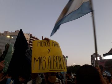 Banderas, bocinazos y distancia social en la multitudinaria marcha contra el Gobierno