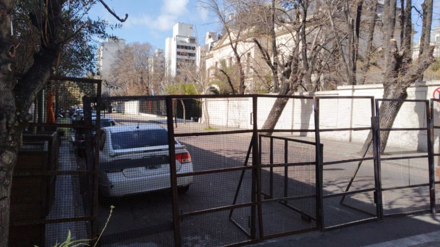 Importante operativo en Casa de Gobierno: vallas en la residencia y decenas de efectivos