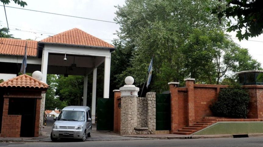 Arrojaron una bomba molotov a la Quinta de Olivos