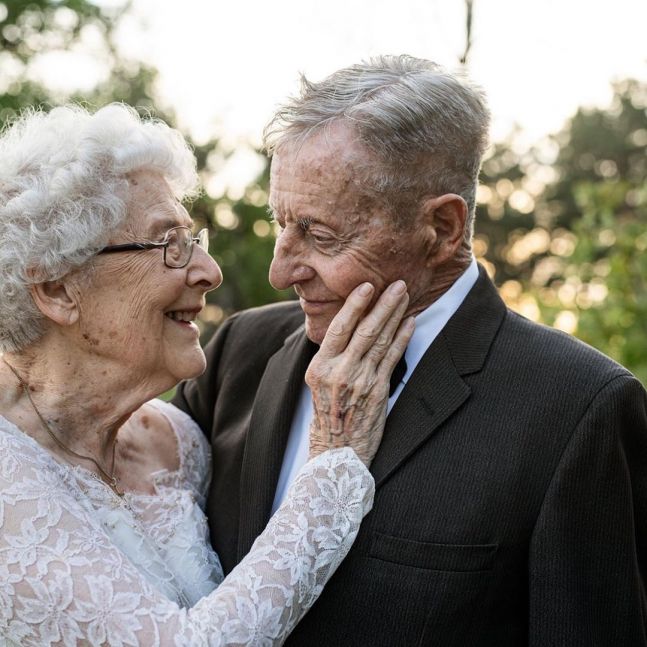 Celebran sesenta años de matrimonio y se visten como en su casamiento