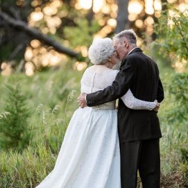 Celebran sesenta años de matrimonio y se visten como en su casamiento