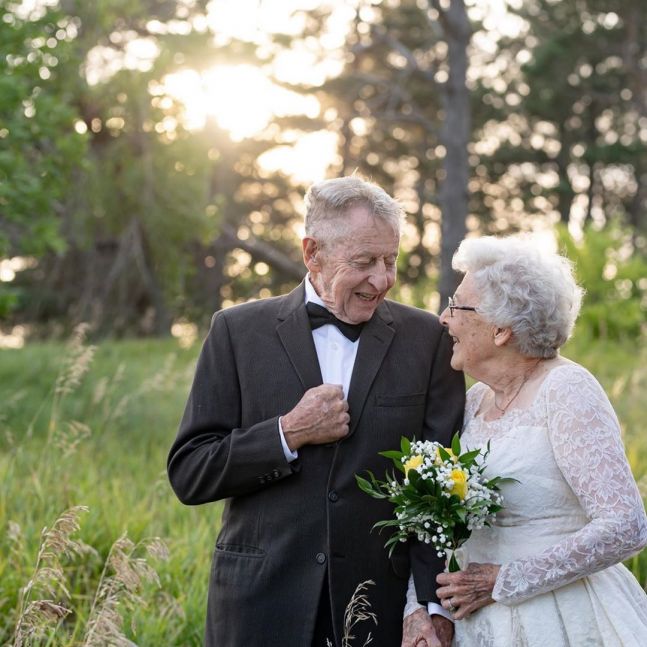 Celebran sesenta años de matrimonio y se visten como en su casamiento