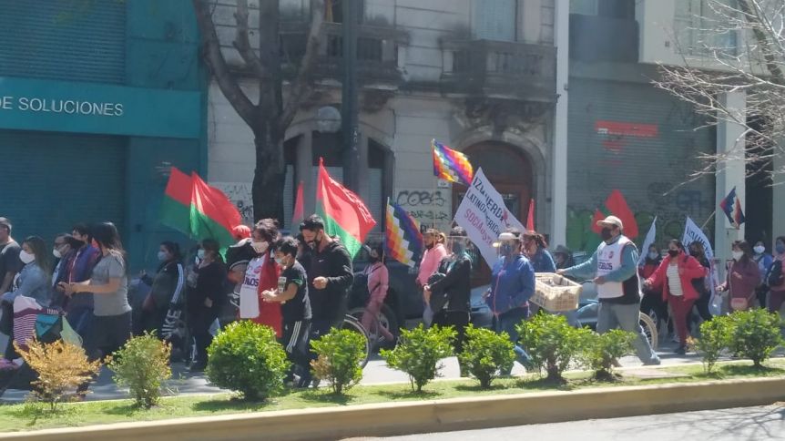 Vecinos y organizaciones marcharon contra Kicillof y el desalojo en Guernica