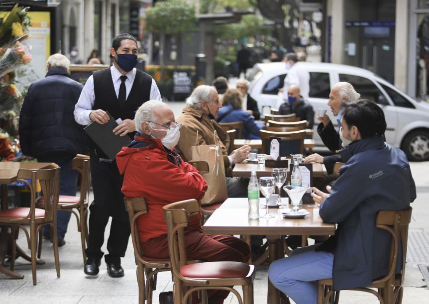Mesas al aire libre en el Conurbano: unos sí, otros no, pese a estar en la misma fase
