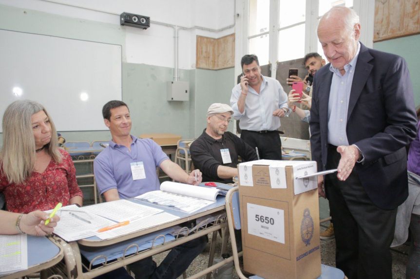 En plena grieta, Lavagna mandó gestos al Gobierno y generó bronca en la oposición