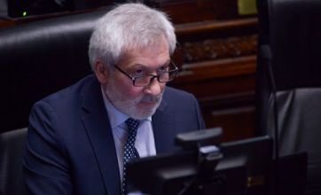 PARTE: los soldados de Alberto ante un PJ que espera al Presidente