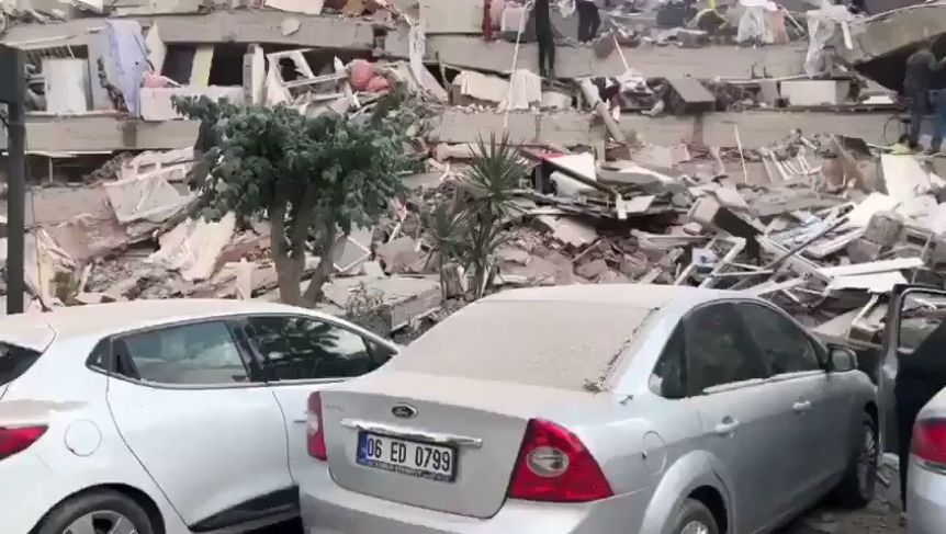 Se trabaja en el rescate de las personas que quedaron bajo los escombros tras el sismo de magnitud 7 en Turquía y Grecia