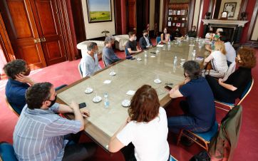 Permisos, con aforos reducidos: Kicillof recibió al sector teatral