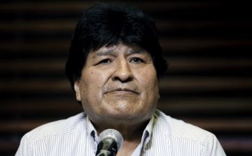 Una multitud espera a Evo Morales tras su año de exilio