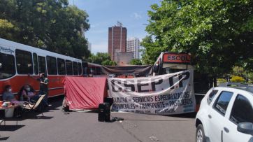 Quinto día de acampe de los transportistas escolares frente a Gobernación: 